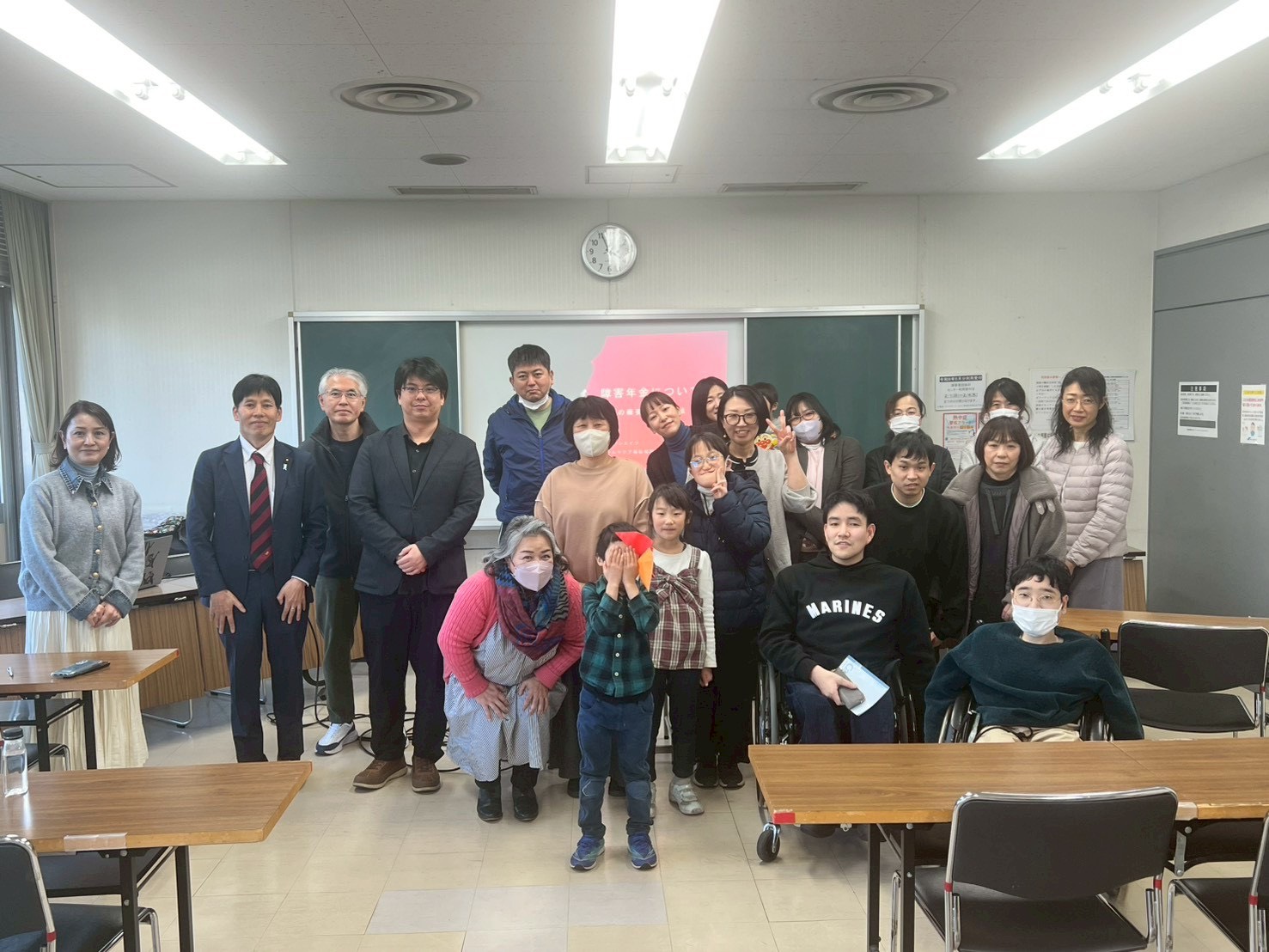 言語聴覚士と子どもが笑顔で遊んでいる様子